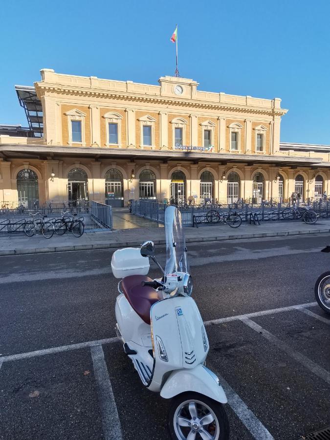 Parma Express Traveller'S Lodging Front Station Fs Parking Zewnętrze zdjęcie